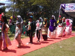 Belasan Siswa di Pangkalpinang Peragakan Busana Berbahan Bekas