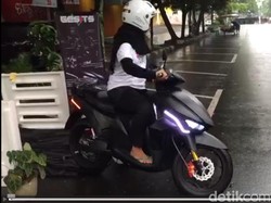 Skuter Listrik Gesits Jalan-jalan di Solo