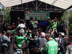 Sandiaga Uno Dangdutan Bareng Ratusan Driver Go-Jek Jabodetabek
