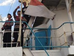 Jelang Hari Kemerdekaan, Polair Polda Jatim Ganti Bendera Kapal yang Lusuh