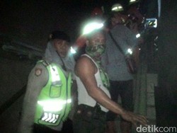 Begini Aksi Heroik Petugas Mengevakuasi 8 Pekerja yang Terjebak Kebakaran