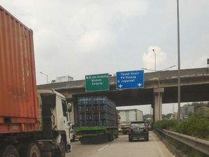 Truk Terbalik di KM 25 Jagorawi Arah Bogor, Pelat Besi Berserakan