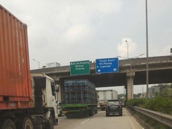 Truk Terbalik di KM 25 Jagorawi Arah Bogor, Pelat Besi Berserakan