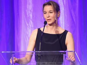 Hugh Grant Akui Tak Kenal Lagi Wajah Renee Zellweger Hugh Grant Akui Tak Kenal Lagi Wajah Renee Zellweger