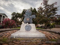 Patung Pikachu Tiba-tiba Muncul di Tengah Taman New Orleans