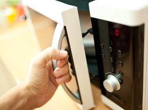 Microwave Meledak di Wajah Saat Merebus Telur, Gadis Ini Terancam Buta