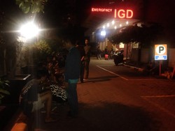 Kerabat Korban Kebakaran Gedung Tiba di RS Mitra Keluarga Kelapa Gading