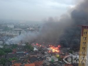 Permukiman Padat Penduduk di Pondok Bambu Terbakar