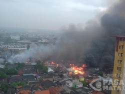 Permukiman Padat Penduduk di Pondok Bambu Terbakar