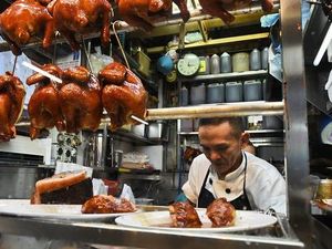 Kedai di Singapura Ini Jadi Tempat Makan Berbintang Michelin Termurah di Dunia Kedai di Singapura Ini Jadi Tempat Makan Berbintang Michelin Termurah di Dunia