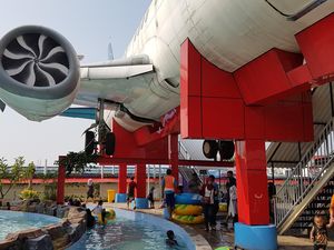 Keren, Waterpark di Pasuruan Punya Wahana Pesawat Boeing