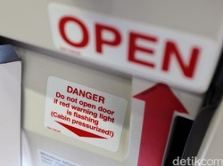 Traveler Ini Coba Buka Pintu Darurat, Alasannya Bikin Kesal