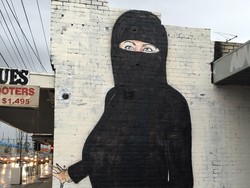 Mural Hillary Clinton Kini Ditutup Burqa