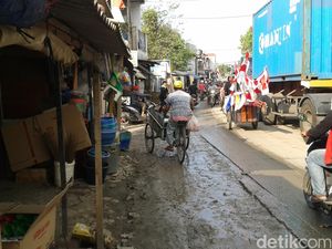 Pipa Bocor dan Semburkan Lumpur, Jalan di Dekat Marunda Center Macet Parah Pipa Bocor dan Semburkan Lumpur, Jalan di Dekat Marunda Center Macet Parah