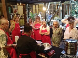 Asyiknya Belajar Bikin Nasi Liwet Dibimbing Sang Master