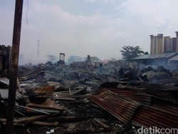 Sisakan Arang, Begini Kondisi Permukiman di Duren Sawit Usai Kebakaran