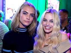 Margot Robbie Ungkap Cara Delevingne Pernah SMS Pangeran Harry Saat Mabuk