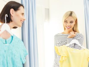 Ini Sebabnya Butik-Butik di Inggris Tutup Cermin dalam Kamar Ganti Ini Sebabnya Butik-Butik di Inggris Tutup Cermin dalam Kamar Ganti