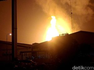 Damkar Kerahkan 6 Mobil Untuk Padamkan Kebakaran di Pabrik Kimia Cikarang