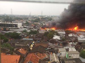 Foto Jilatan Api Membakar Permukiman Padat Penduduk di Pondok Bambu