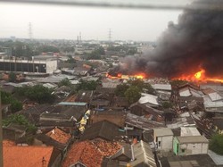 Foto Jilatan Api Membakar Permukiman Padat Penduduk di Pondok Bambu