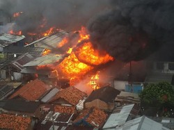 Api Masih Berkobar di Pondok Bambu, Mobil Pemadam Sulit Masuk ke Lokasi