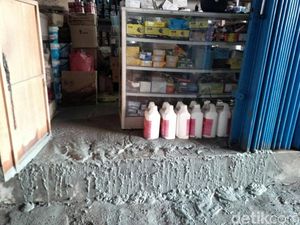 Pipa Bocor, Lumpur Menyembur dari Bawah Tanah di Dekat Marunda Center