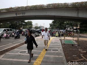Pengerjaan Trotoar Percontohan di Jalan Jati Baru Pengerjaan Trotoar Percontohan di Jalan Jati Baru