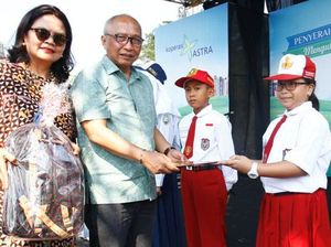 Koperasi Astra Serahkan Beasiswa