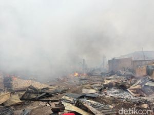 Derita Warga Pondok Bambu Korban Kebakaran: Cuma Baju yang Dipakai yang Selamat!