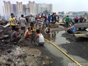 Korban Kebakaran Duren Sawit: Mau Ambil Kulkas Nggak Ada yang Bantuin...