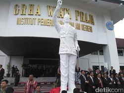 Usai Lantik 1.921 Praja IPDN, Presiden Jokowi Resmikan Patung Soekarno
