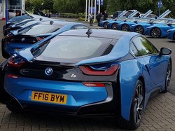 Pemilik Klub Leicester City Hadiahkan Pemainnya Dengan BMW i8