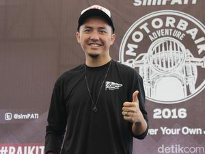 Omesh Rela Ulang Tahunnya Dirayakan di Aspal Omesh Rela Ulang Tahunnya Dirayakan di Aspal