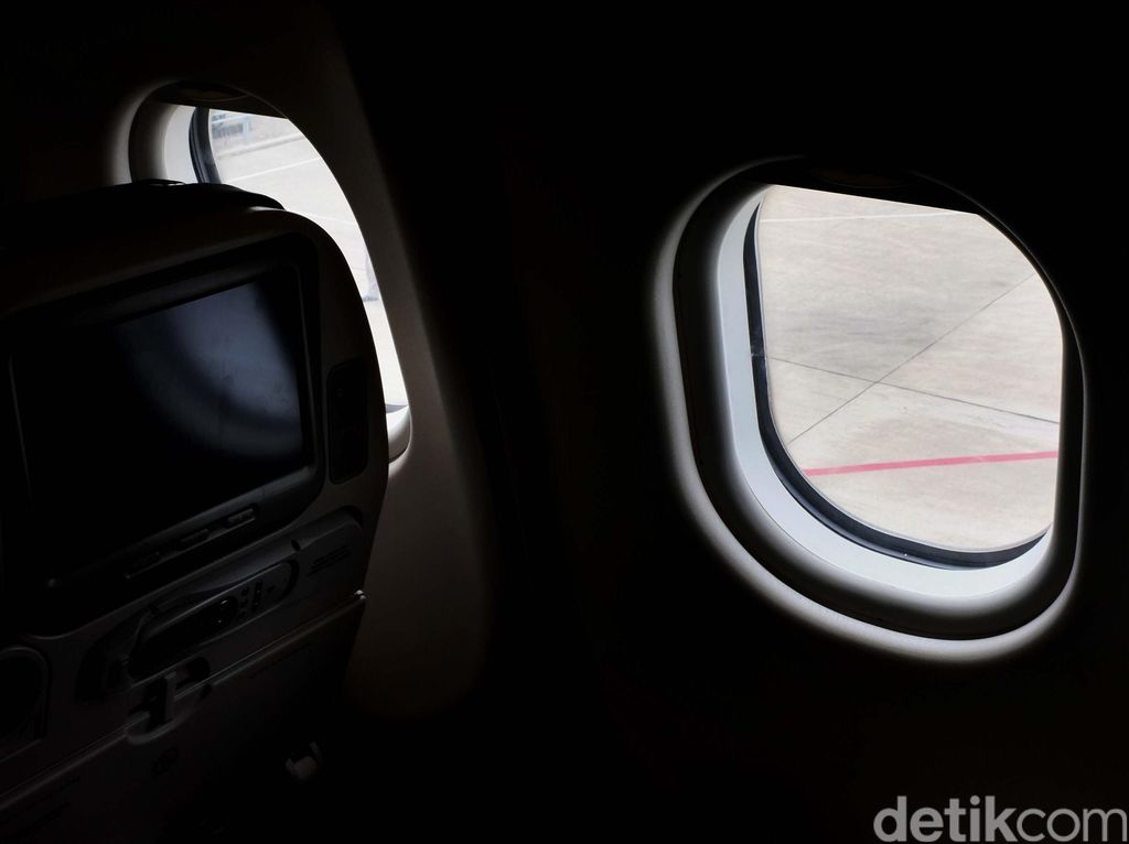 Boeing Tujuan Armenia Batal Terbang karena Bau Aneh, 2 Orang Dibawa ke RS Boeing Tujuan Armenia Batal Terbang karena Bau Aneh, 2 Orang Dibawa ke RS