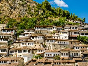 Kisah Kota Seribu Jendela di Albania