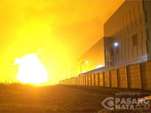 Lalu Lintas Sekitar Pabrik Bahan Kimia yang Terbakar di Cikarang Dialihkan