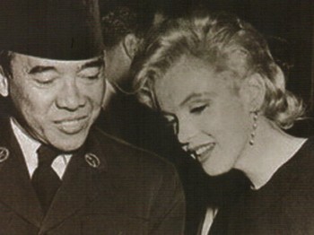 Menentang Imperialisme, Memuja Hollywood