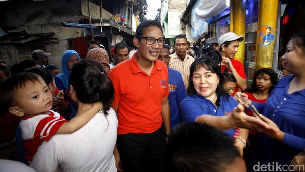 Sandiaga Uno Sambangi Warga Tambora