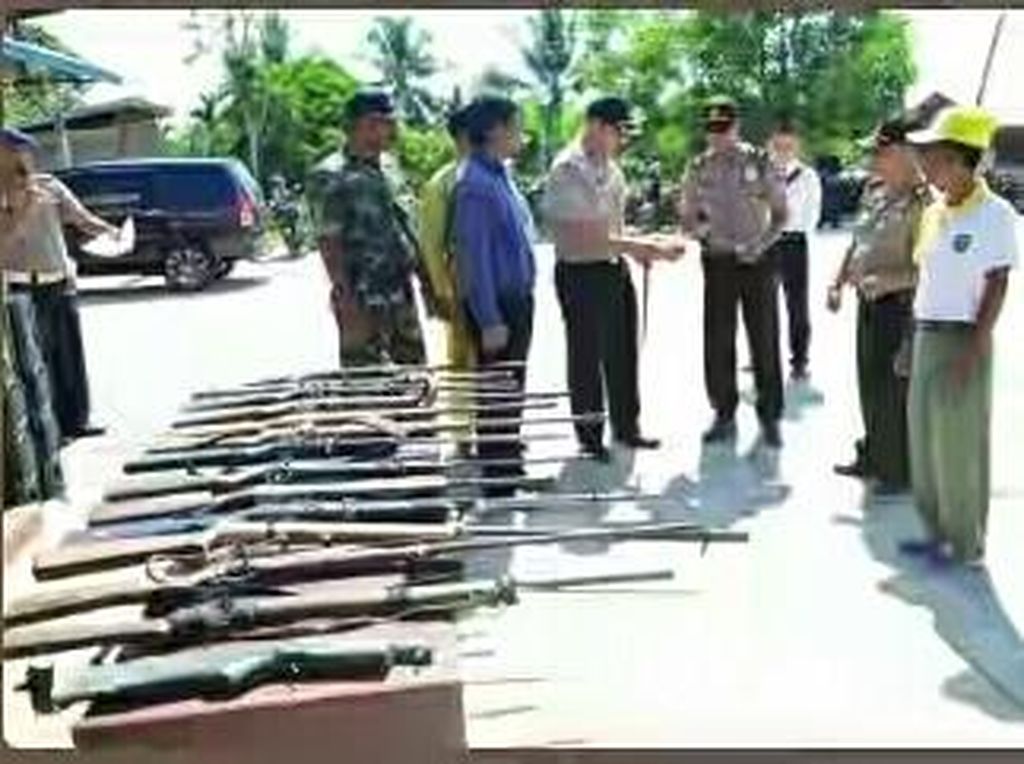 Warga Inhu, Riau Serahkan 14 Senjata Rakitan ke Polisi