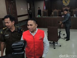 Sidang Dimulai, Ivan Haz Siap Dengarkan Putusan yang Dijatuhkan Hakim Sidang Dimulai, Ivan Haz Siap Dengarkan Putusan yang Dijatuhkan Hakim