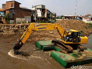 Lumpur Sungai Ciliwung Dibersihkan