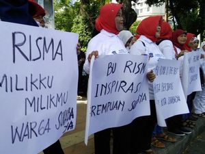 Puluhan Wanita Demo Balai Kota Surabaya, Minta Risma Tak Maju Pilgub DKI