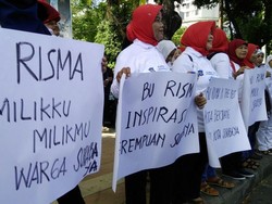 Puluhan Wanita Demo Balai Kota Surabaya, Minta Risma Tak Maju Pilgub DKI