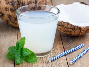 Rutin Minum Air Kelapa Bikin Awet Muda dan Tak Mudah Sakit