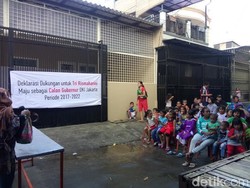 Warga Kebon Pala, Penjaringan Potong Tumpeng untuk Dukung Risma