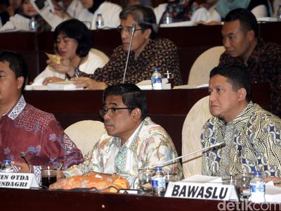 Komisi II Raker dengan KPU, Bawaslu dan Dirjen Otda