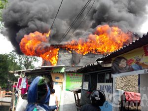 Kebakaran Melanda Pemukiman Padat di Tambora Jakbar