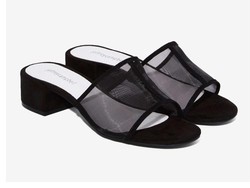 Editors Choice: Variasi 5 Sepatu Hitam Berjaring untuk Tampil Ala 90-an