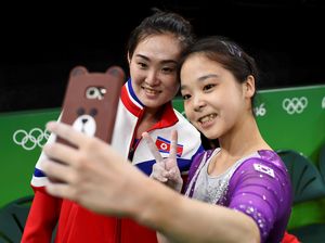 Momen Kebersamaan Korut dan Korsel dalam Selfie Dua Pesenam Ini